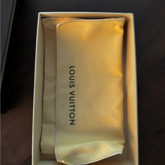 Louis Vuitton Zippy Epi Wallet in black - Picture 5 of 7